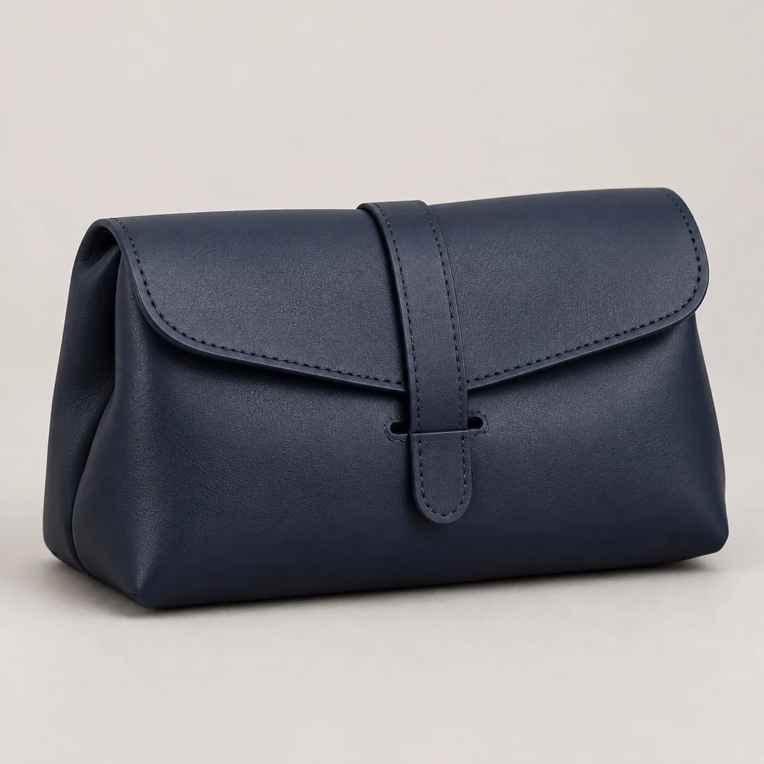 Косметичка из PU цвета navy с клапаном · Косметички и дорожные несессеры